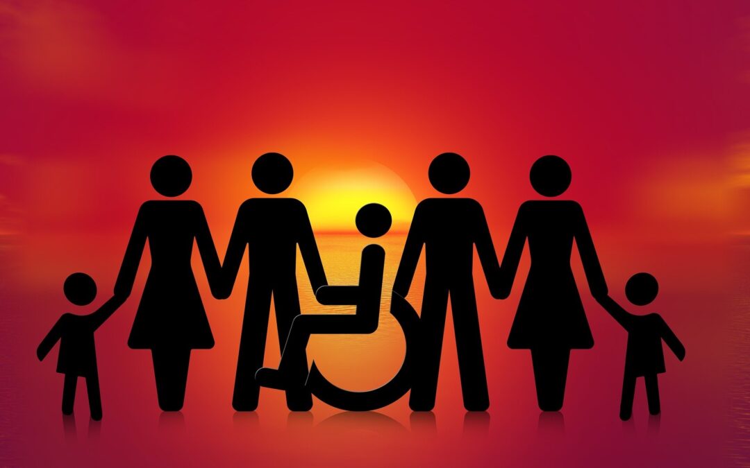 Image d'une personne handicapée en fauteuil roulant aux cotés de personnes et enfants non-handicapés.