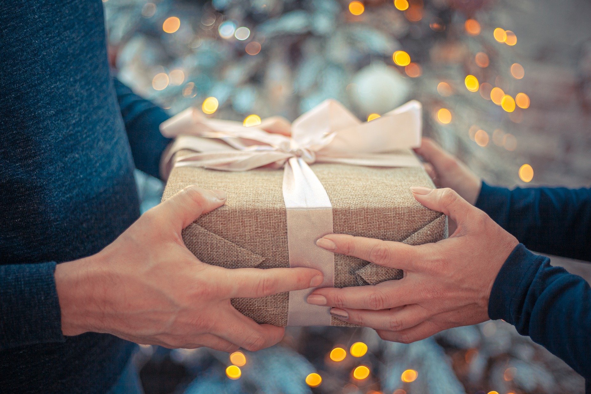 Boîte De Cadeau Pour Noël, Jour De L'an, Boîte Cadeau Jaune Fond