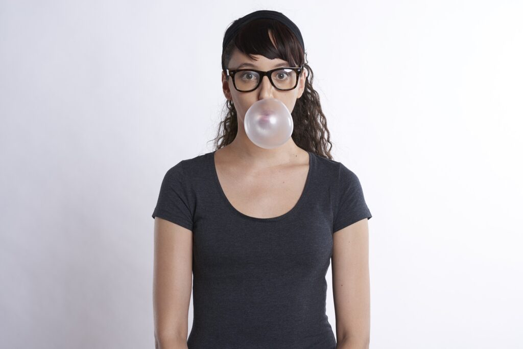 Femme avec un chewing-gum