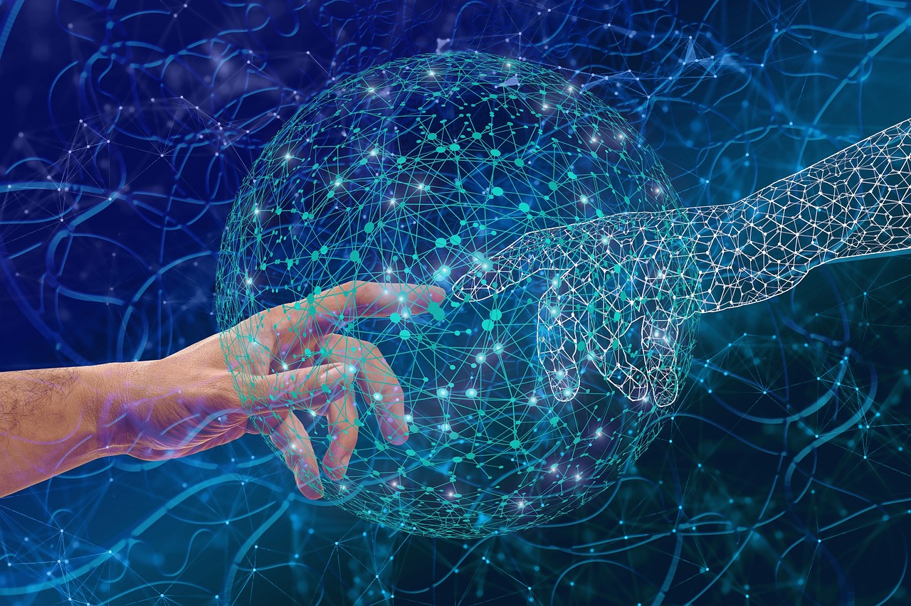 Cette image montre deux mains qui se touchent au niveau de l'index, une est humaine, l'autre est artificielle, le tout dans un univers numérique pour illustrer la formation en création de contenus avec l'intelligence artificielle générative